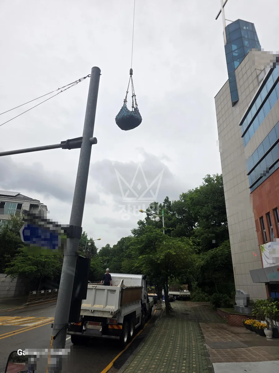 경기 구리시 크레인 자재 양중 작업 현장