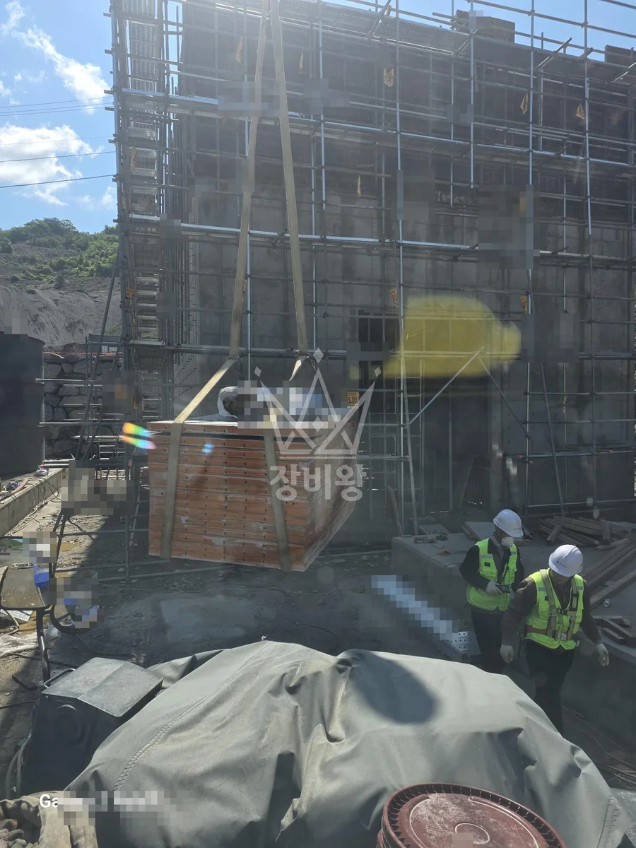 광주 광산구 삼거동 크레인 유리 작업 현장