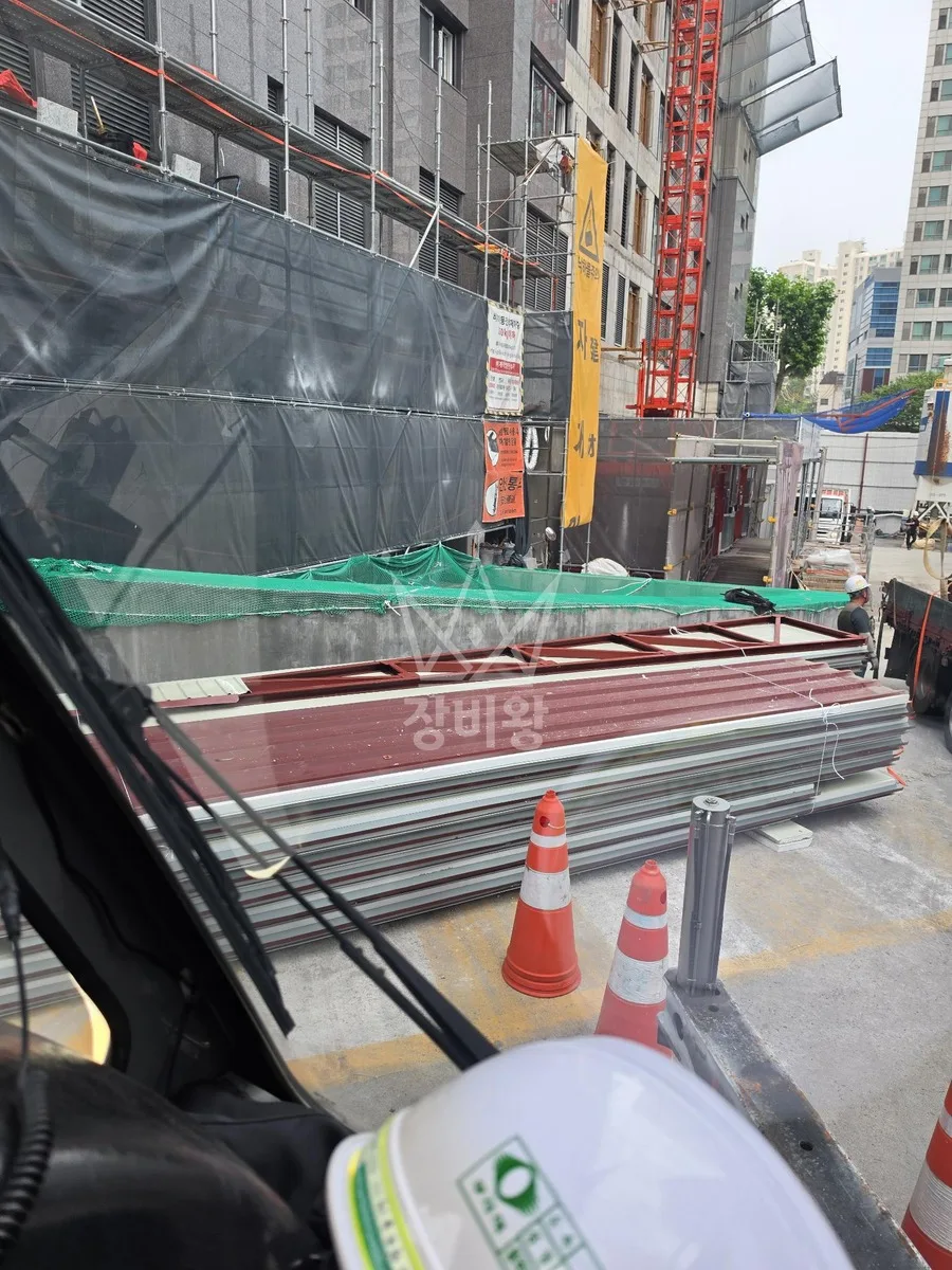 서울 크레인 자재 양중 작업 현장