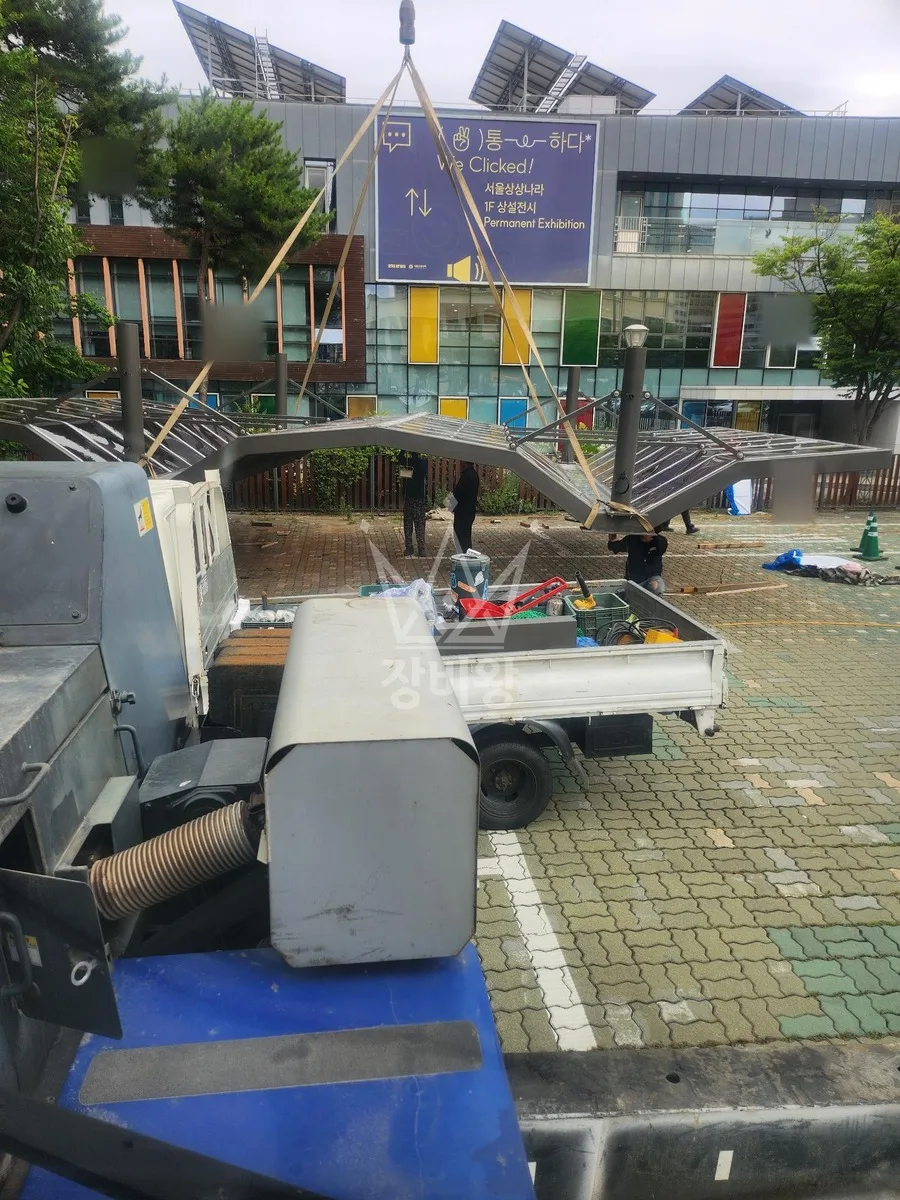 서울 크레인 컨테이너 이동 작업 현장